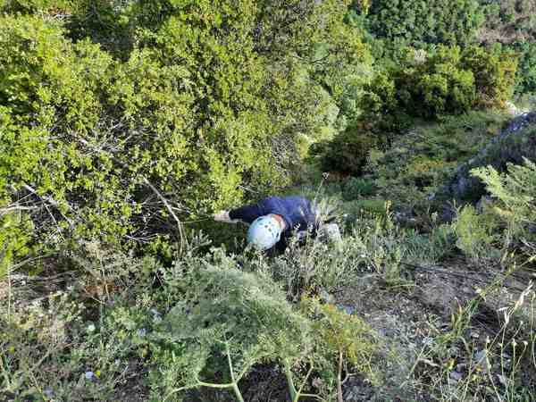 Σε γκρεμό 20 μέτρων κατέβηκαν εθελοντές στην Μακρινίτσα