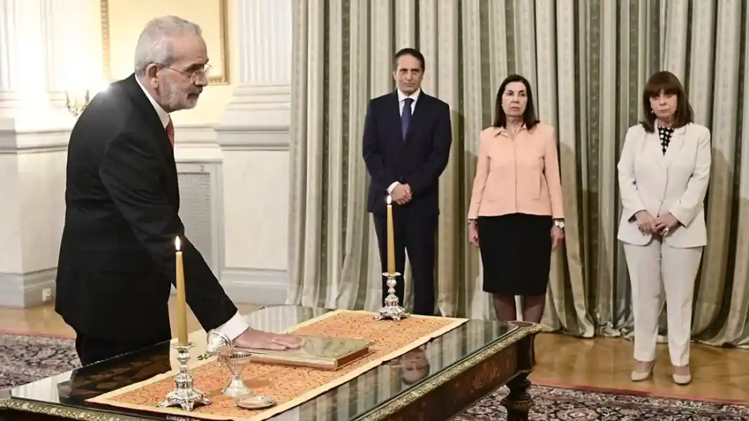 Πιάνει δουλειά η νέα κυβέρνηση - Στις 12:00 η ορκωμοσία