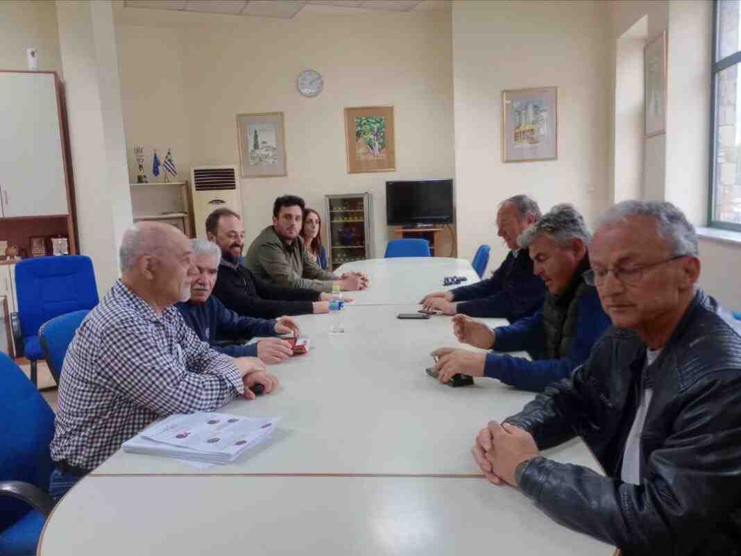 Το οινοποιείο Τυρνάβου επισκέφθηκαν χθες οι υποψήφιοι βουλευτές του ΚΚΕ Σ. Τσικριτσής και Γ. Σκόκας