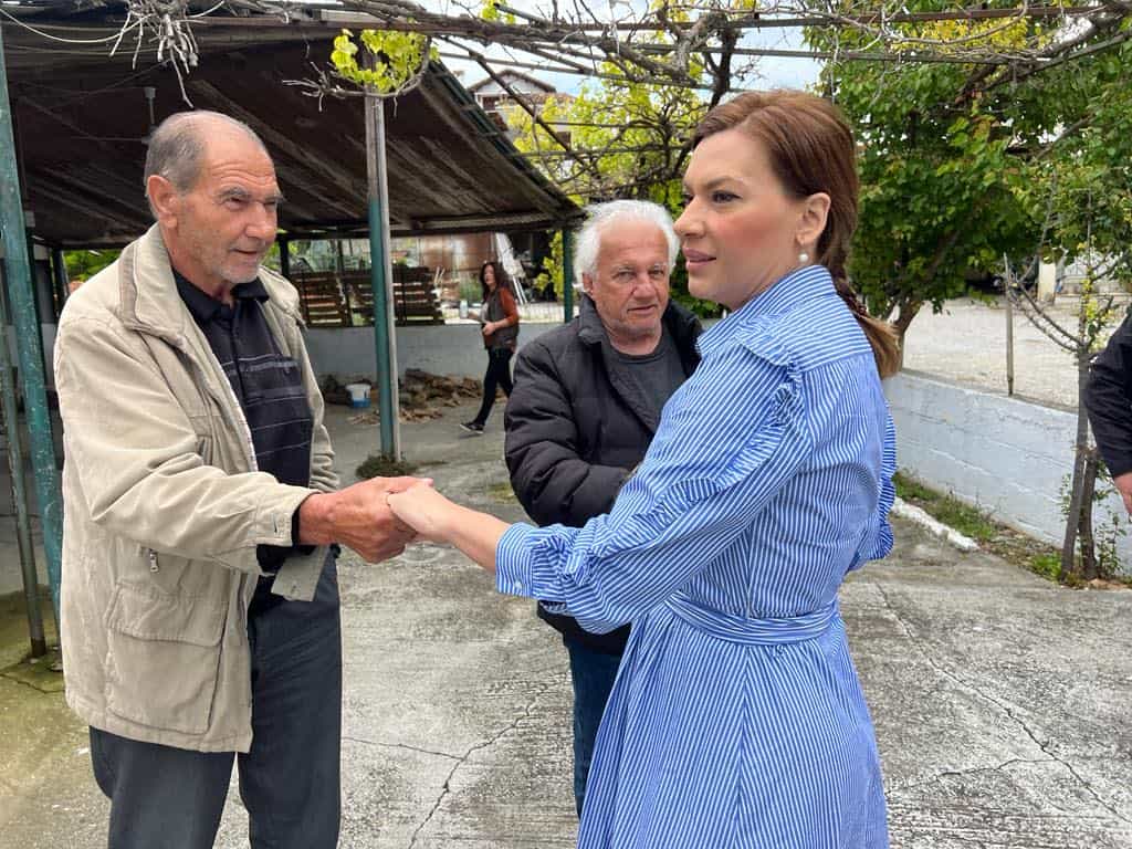 ΜΠΙΖΙΟΥ3 Στέλλα Μπίζιου περιοδεία σε χωριά των Φαρσάλων