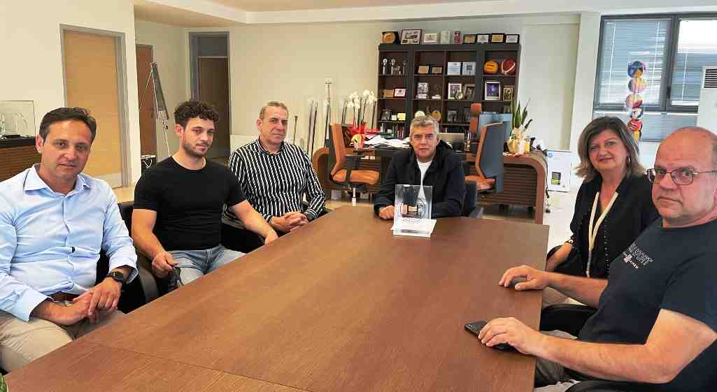 Τύρναβος 1 Το Συλλογικό Σήμα Tyrnavos Wines & Spirits επέδωσε η Διοίκηση της Ένωσης Οινοποιών και Αποσταγματοποιών Τυρνάβου στον Περιφερειάρχη Θεσσαλίας Κώστα Αγοραστό