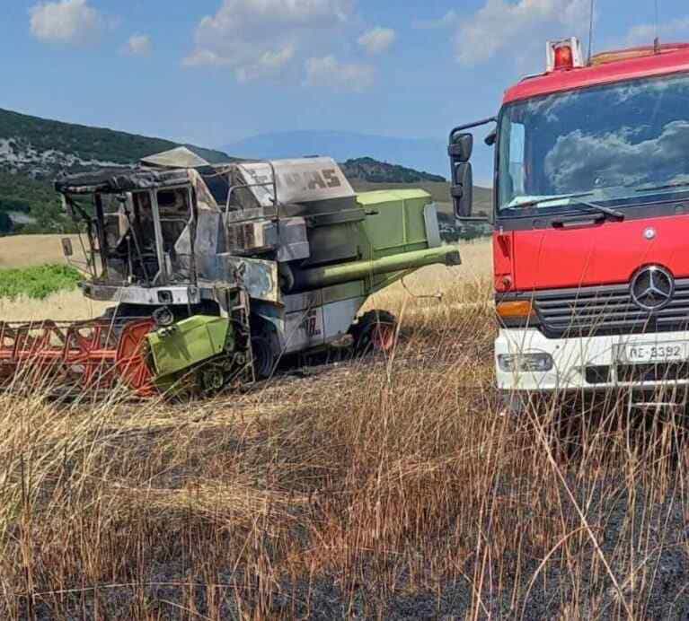 fotia se therizoalonistiki Λάρισα: Θεριζοαλωνιστική μηχανή κάηκε ολοσχερώς στην Αγναντερή