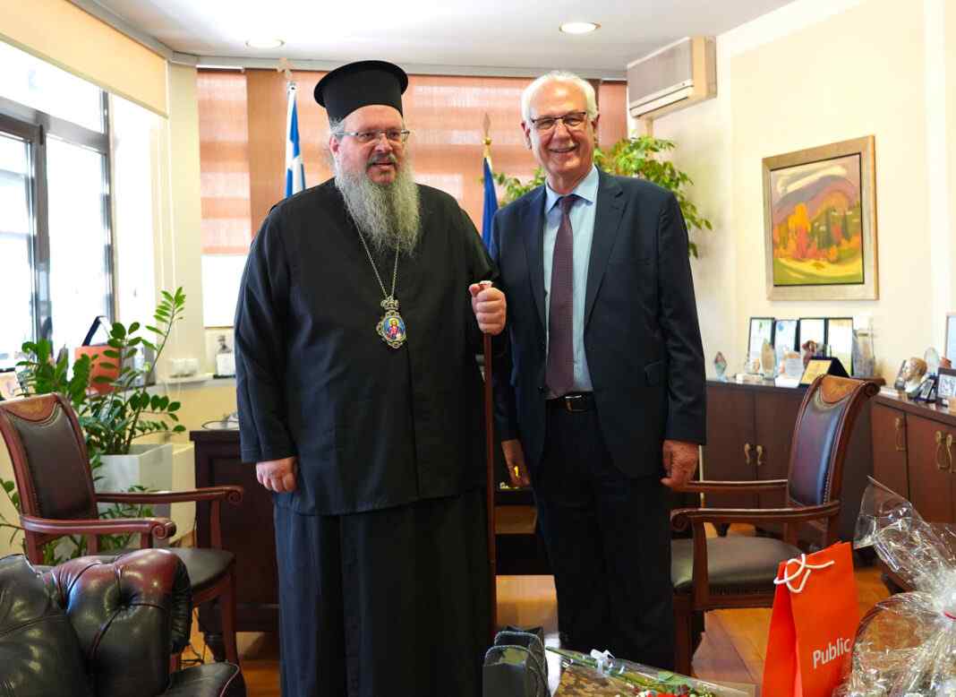 Πλήθος κόσμος για ευχές στον δήμαρχο Απόστολο Καλογιάννη