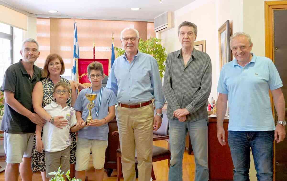 Συνάντηση δημάρχου Λαρισαίων με διακριθέντα νεαρό Λαρισαίο σκακιστή
