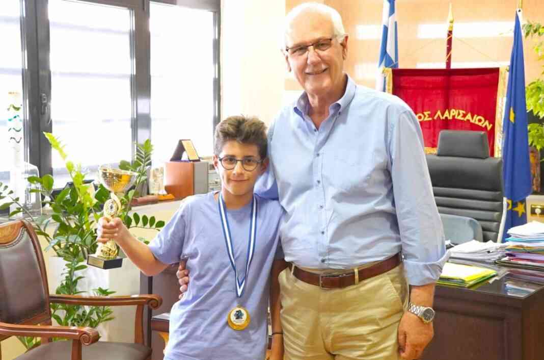 Συνάντηση δημάρχου Λαρισαίων με διακριθέντα νεαρό Λαρισαίο σκακιστή