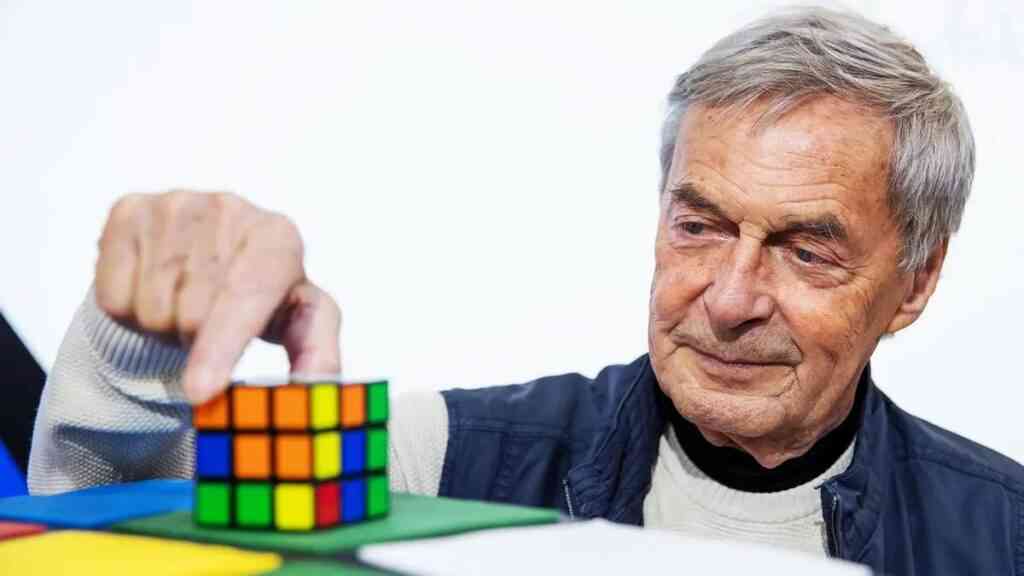 Γεννιέται ο Ούγγρος εφευρέτης και αρχιτέκτονας Έρνε Ρούμπικ, γνωστός και για τον «κύβο του Ρούμπικ»