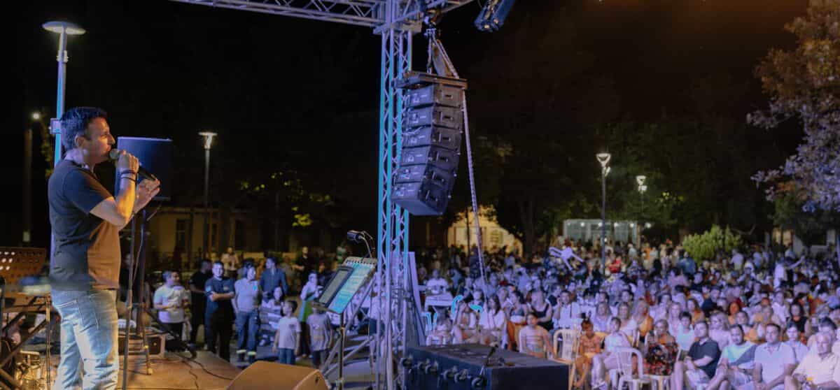  ο Δημήτρης Μπάσης στη συναυλία στο φεστιβάλ  σκόρδου 
