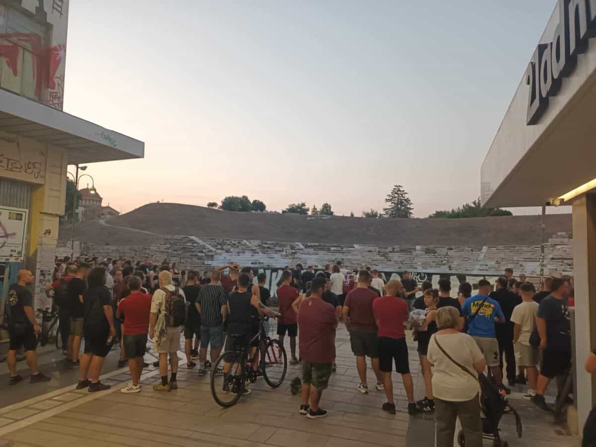 Αποχαιρέτησαν τον φίλο τους Αλέξανδρο στο αρχαίο θέατρο