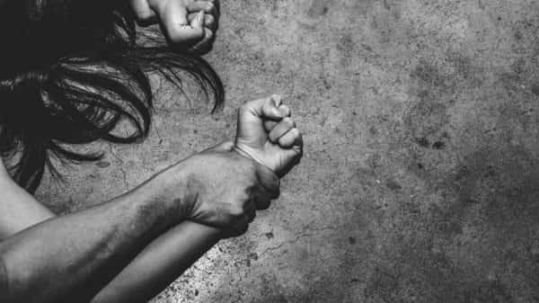 Θέλω να τον δω στη φυλακή, λέει η 21χρονη που κατήγγειλε μεγαλογαιοκτήμονα για βιασμό