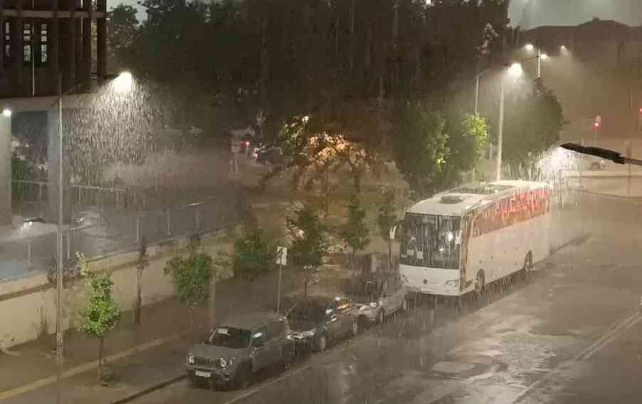 vroxi thess Άνοιξαν οι ουρανοί στη Θεσσαλονίκη