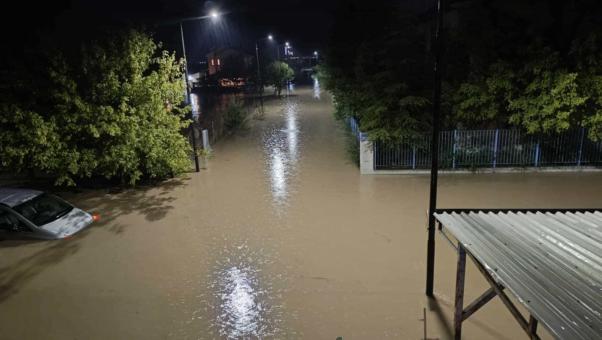 Λάρισα: Στο «πόδι» οι κάτοικοι της οδού Βόλου - Πλημμύρισαν οι δρόμοι