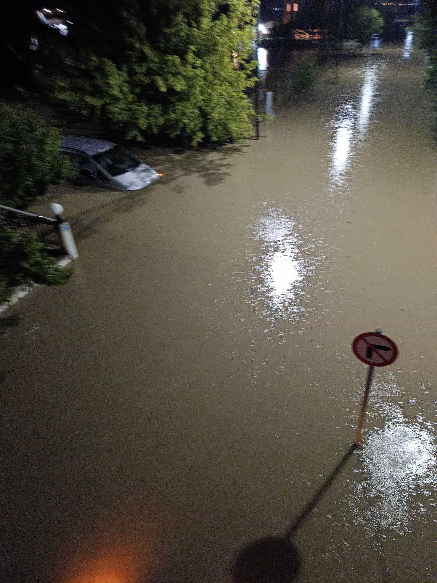 Λάρισα: Στο «πόδι» οι κάτοικοι της οδού Βόλου - Πλημμύρισαν οι δρόμοι