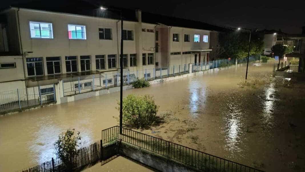 Λάρισα: Στο «πόδι» οι κάτοικοι της οδού Βόλου - Πλημμύρισαν οι δρόμοι