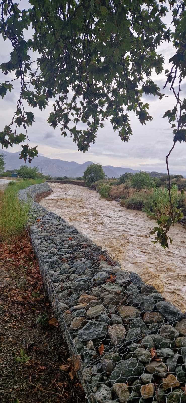 Γόννοι: Απίστευτο… Καταστράφηκε ο μισός δρόμος, κίνδυνος για τα γειτονικά σπίτια
