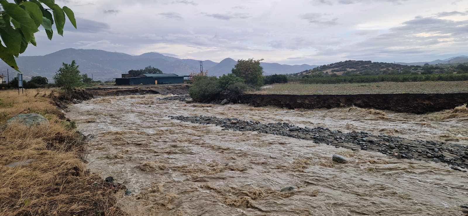 Γόννοι: Απίστευτο… Καταστράφηκε ο μισός δρόμος, κίνδυνος για τα γειτονικά σπίτια