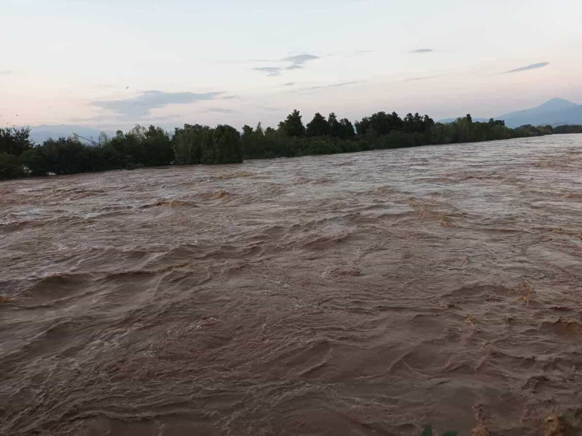 Λάρισα: Δραματικές στιγμές για την συνοικία Ιπποκράτη - Ξεχειλίζει ο Πηνειός
