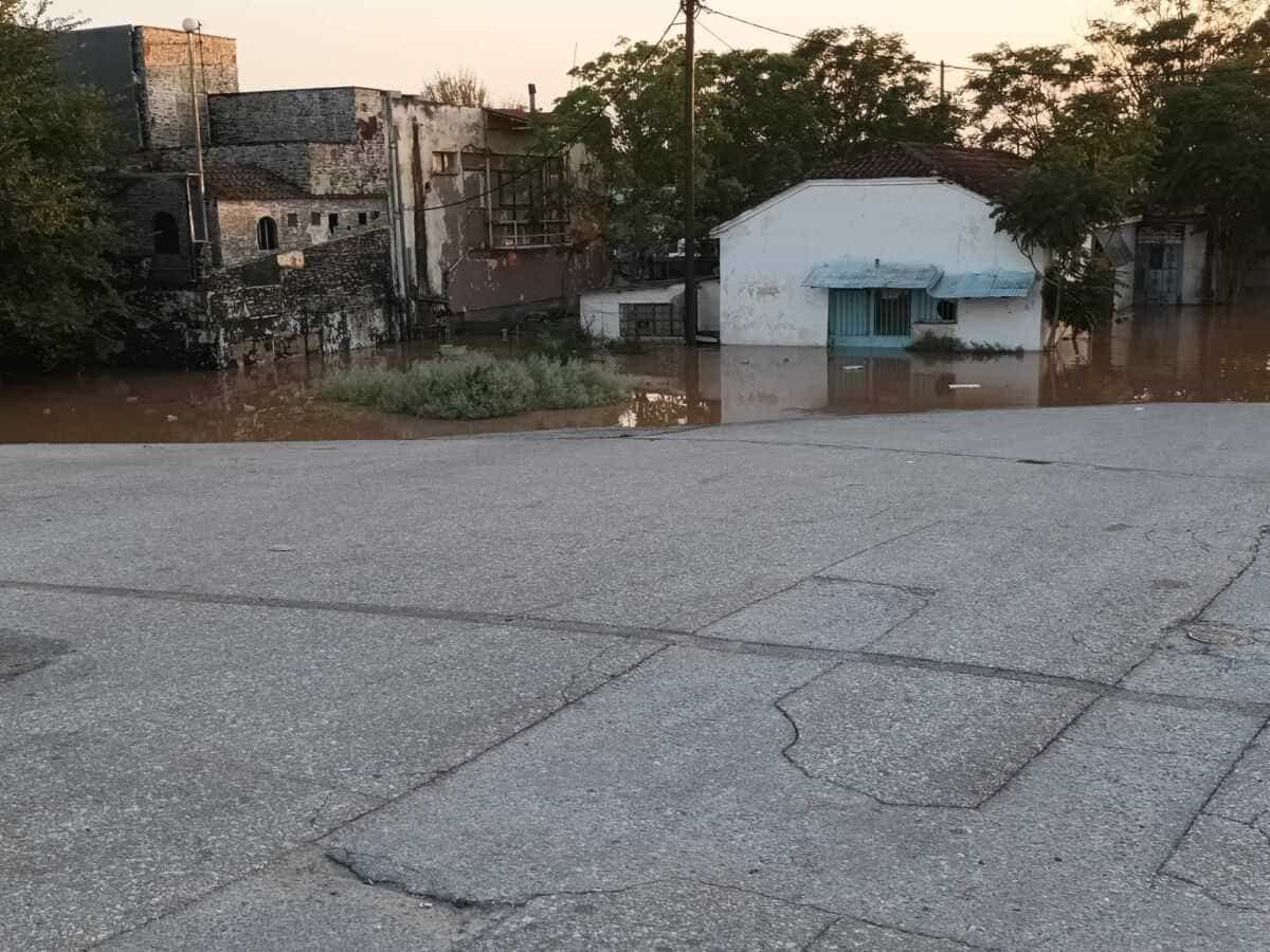 Λάρισα: Δραματικές στιγμές για την συνοικία Ιπποκράτη - Ξεχειλίζει ο Πηνειός