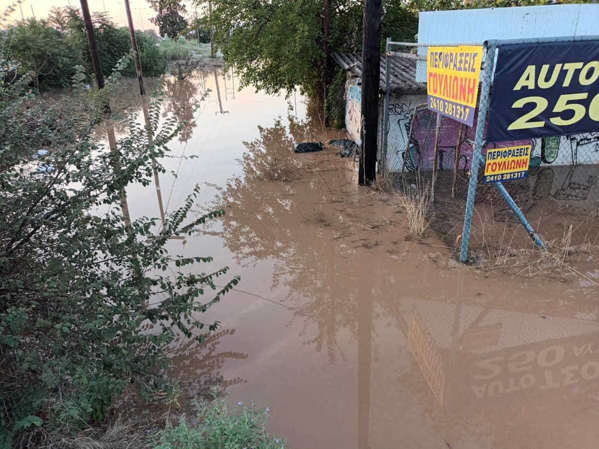 Λάρισα: Δραματικές στιγμές για την συνοικία Ιπποκράτη - Ξεχειλίζει ο Πηνειός
