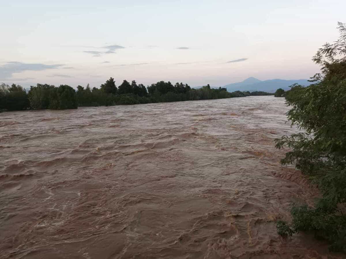 Λάρισα: Δραματικές στιγμές για την συνοικία Ιπποκράτη - Ξεχειλίζει ο Πηνειός