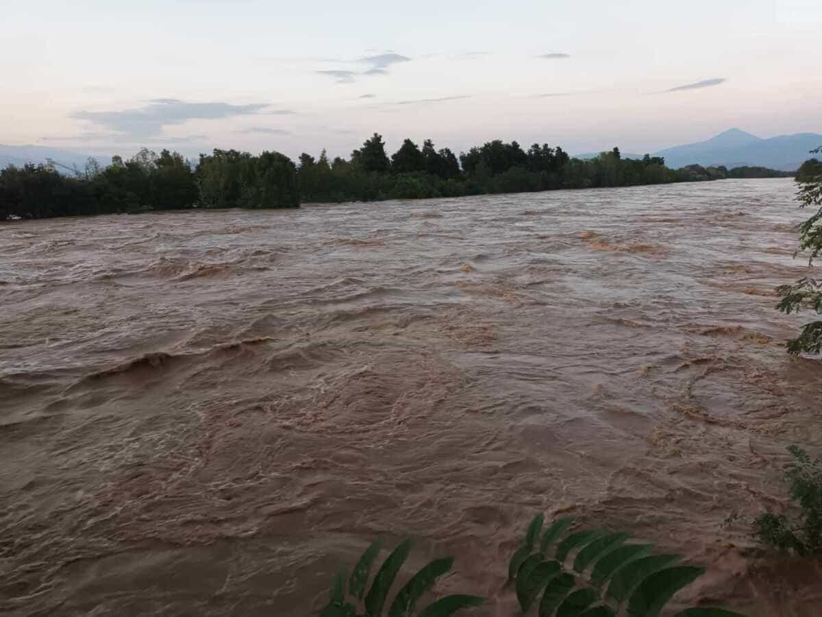 Λάρισα: Δραματικές στιγμές για την συνοικία Ιπποκράτη - Ξεχειλίζει ο Πηνειός
