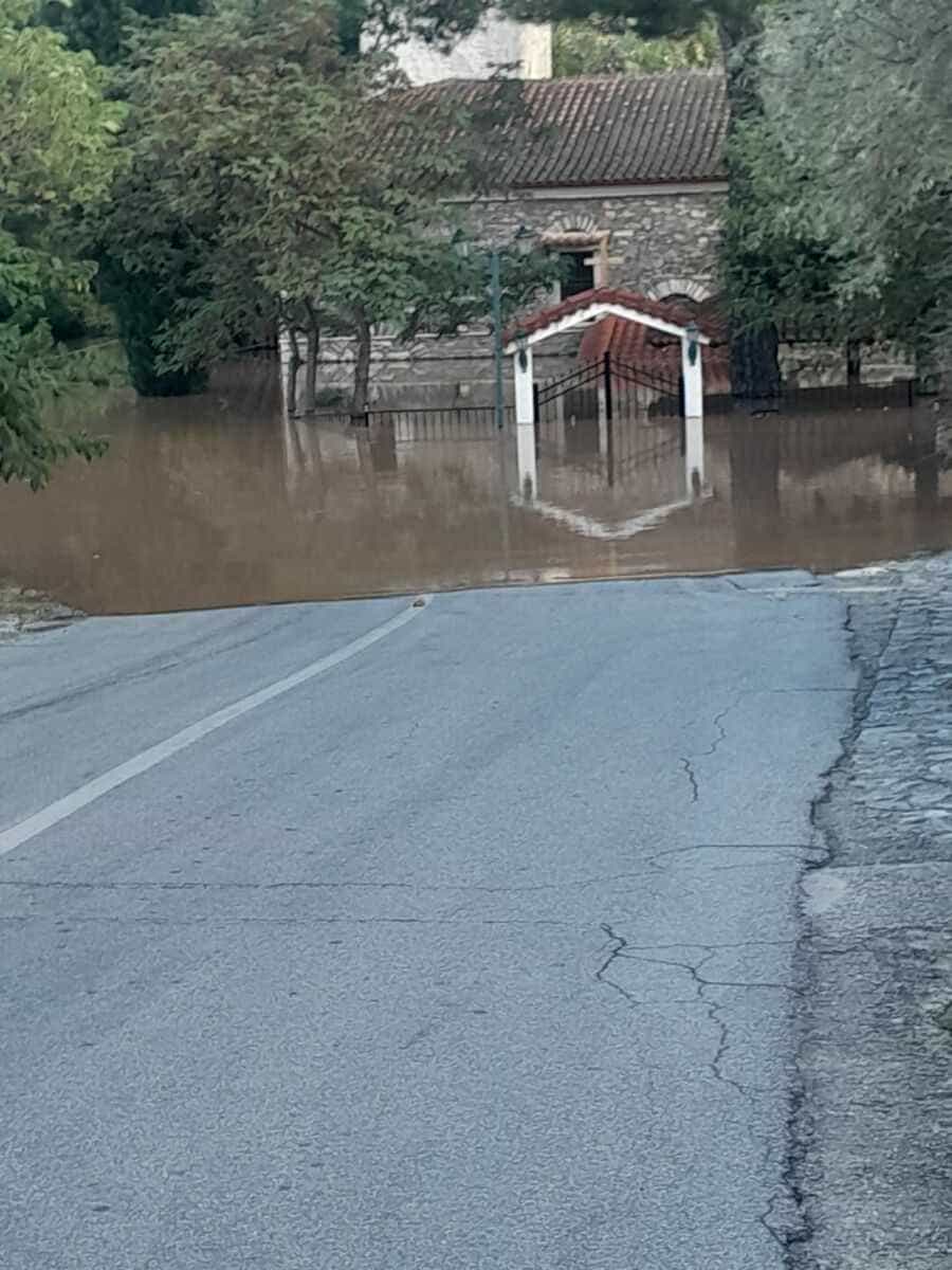 Πλημμυρισμένα η γέφυρα Παραποτάμου και το χωριό Τέμπη (σημερινές φωτό)