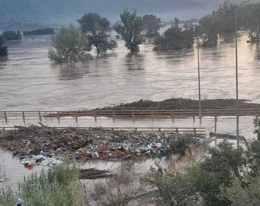 Πλημμυρισμένα η γέφυρα Παραποτάμου και το χωριό Τέμπη
