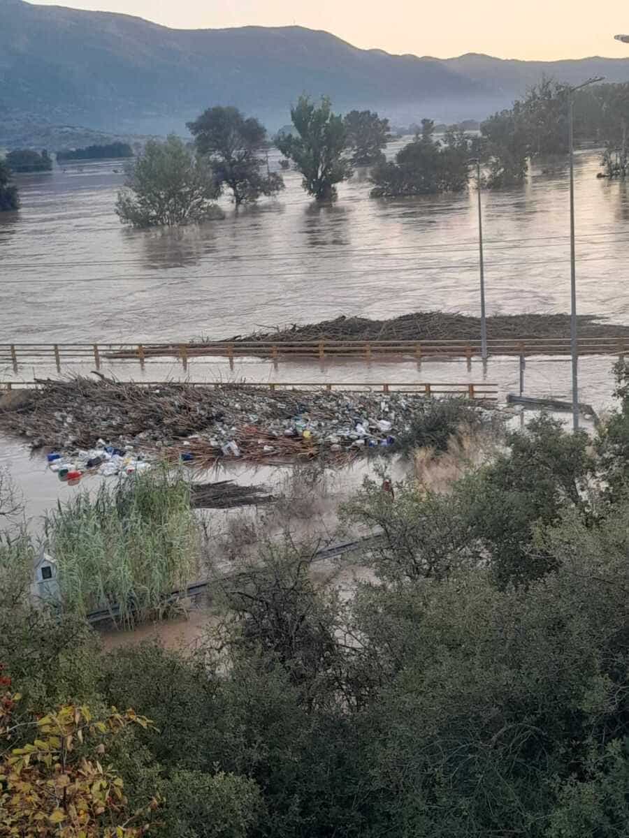 Πλημμυρισμένα η γέφυρα Παραποτάμου και το χωριό Τέμπη