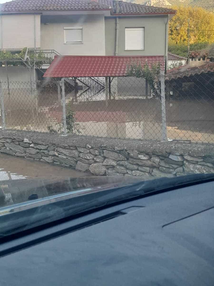 Πλημμυρισμένα η γέφυρα Παραποτάμου και το χωριό Τέμπη
