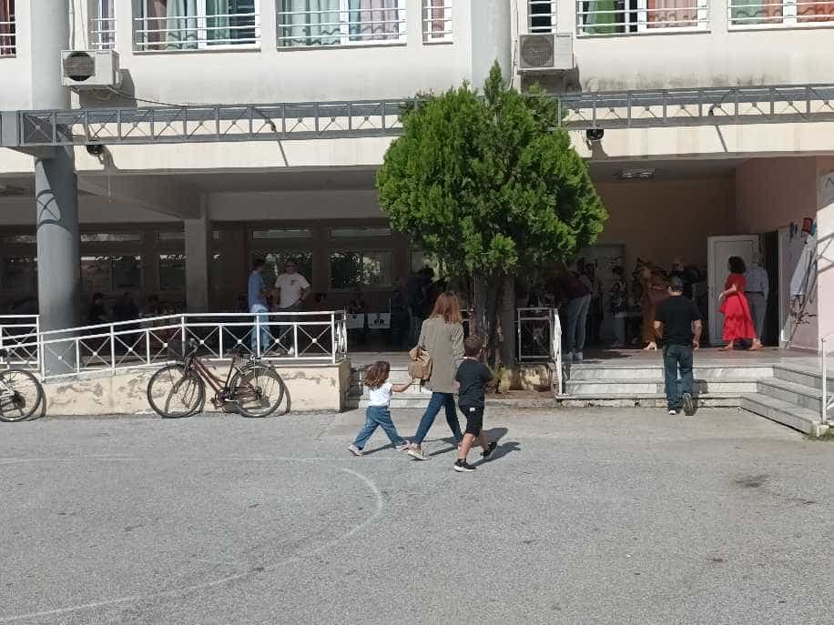 Με μεγαλη συμμετοχή οι Λαρισαίοι στις κάλπες - Σύμμαχος ο καλός καιρός