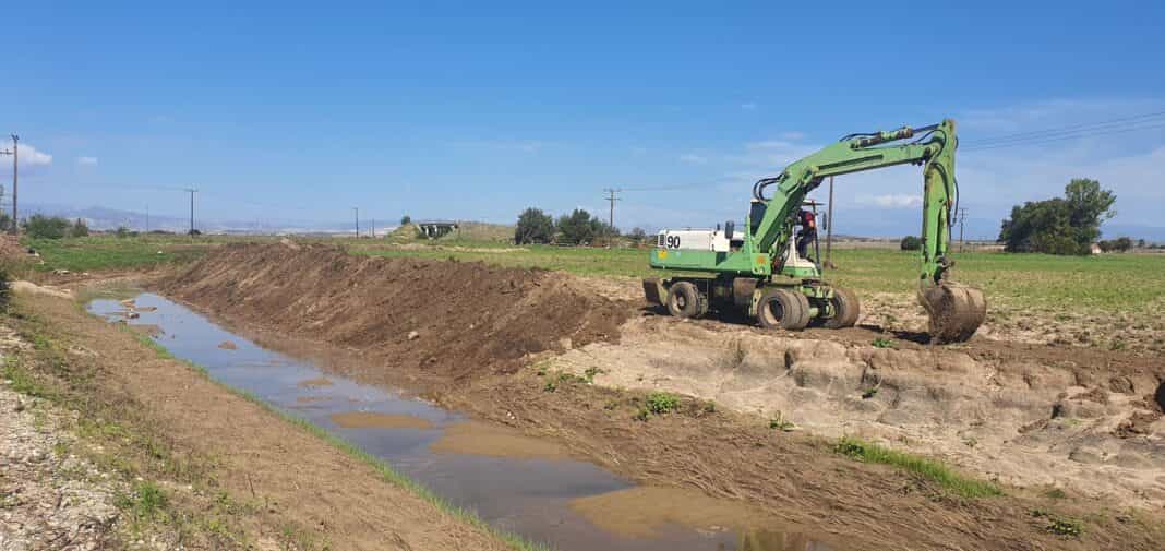 «Μηχανήματα έργου αποκαθιστούν τις ζημιές των πλημμυρών στη ΔΕ Πλατυκάμπου»