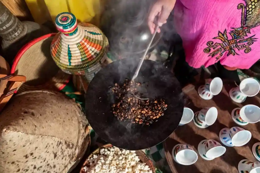 Έτσι καβουρδίζουν τον καφέ στην Αιθιοπία