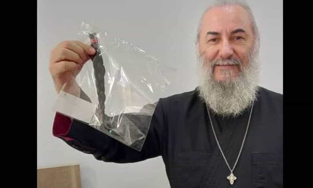 Ιερέας στη Λάρισα έκοψε τα μαλλιά του και τα δώρισε για καλό σκοπό