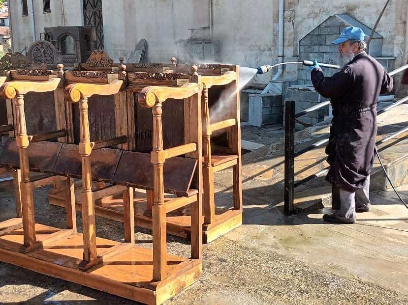 Κεραμίδι Τρικάλων: Ο Ιερέας παράδειγμα που «παλεύει» να σώσει την εκκλησία του από τις λάσπες