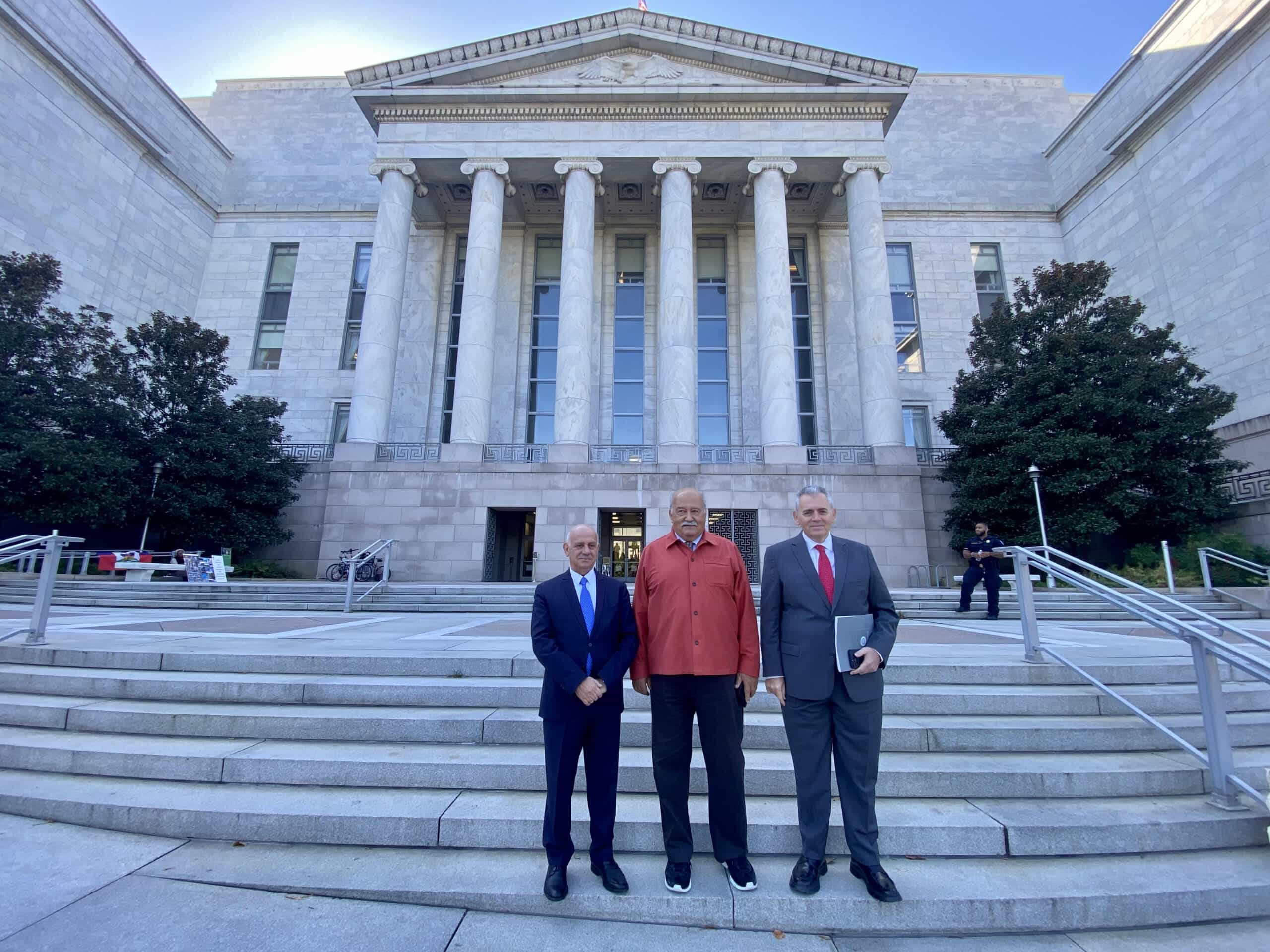 ΜΑΞΙΜΟΣ ΧΑΡΑΚΟΠΟΥΛΟΣ ΜΕ ΒΟΥΛΕΥΤΗ ΗΠΑ ΤΖΟΝ ΣΑΡΜΠΑΝΗ ΚΑΙΕΚΠΡΟΣΩΠΟΥΣ ΟΜΟΓΕΝΕΙΑΣ