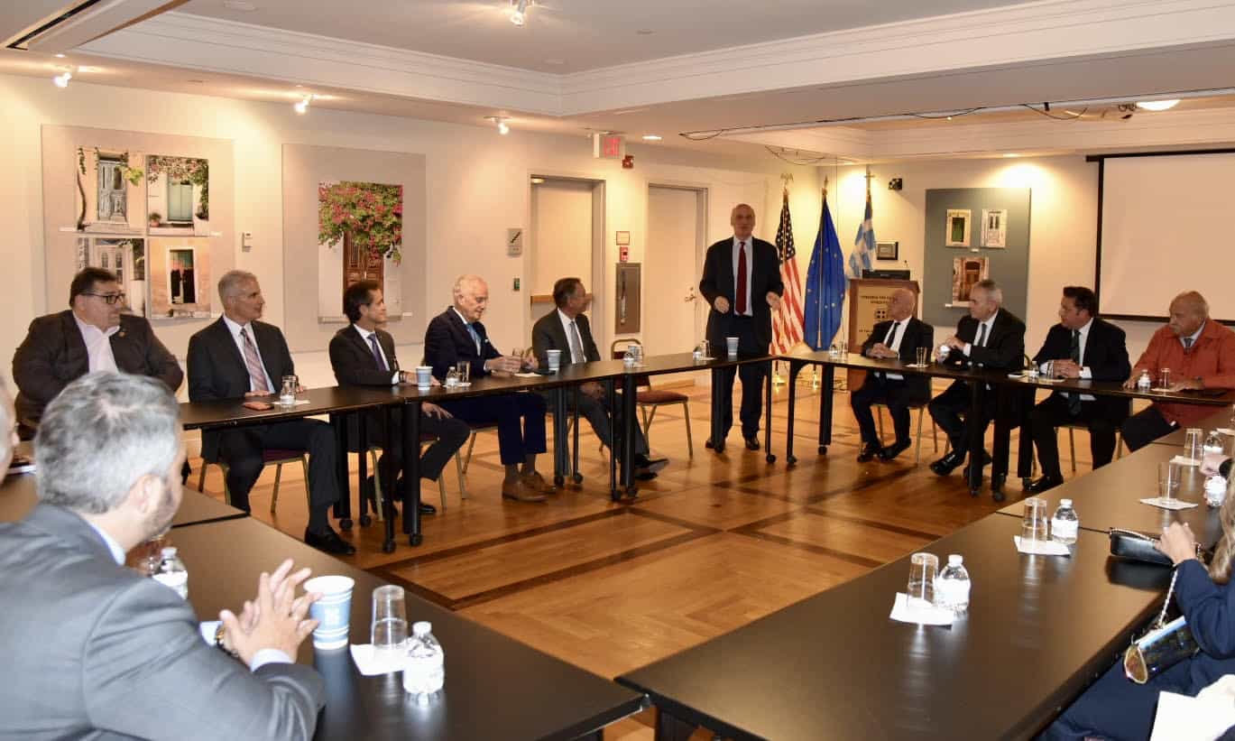 ΜΑΞΙΜΟΣ ΧΑΡΑΚΟΠΟΥΛΟΣ ΜΕ ΒΟΥΛΕΥΤΗ ΗΠΑ ΤΖΟΝ ΣΑΡΜΠΑΝΗ ΚΑΙΕΚΠΡΟΣΩΠΟΥΣ ΟΜΟΓΕΝΕΙΑΣ