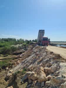 Συνεχίζεται με αμείωτους ρυθμούς, η προσπάθεια της Περιφέρειας Θεσσαλίας με όλα
τα διαθέσιμα μηχανήματα έργου για την αποκατάσταση της κυκλοφορίας σε όλο το
οδικό δίκτυο και τον καθαρισμό γεφυρών και ποταμών από φερτά υλικά. Τα
συνεργεία της Περιφέρειας επιχειρούν ταυτόχρονα σε δεκάδες σημεία σε όλη τη
Θεσσαλία προκειμένου να αποκατασταθεί η προσβασιμότητα των χωριών.
Σήμερα Δευτέρα, συνεργεία της Περιφέρειας Θεσσαλίας επιχείρησαν μεταξύ άλλων
για την αποκατάσταση του δρόμου στον Παλαμά και στα Καλυβάκια Καρδίτσας,
όπως επίσης και σε καθαρισμό του Πηνειού ποταμού, στο ύψος της Φαλάνης, στο
Κουλούρι και από Γυρτώνη ως τον Βρυότοπο.