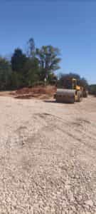 Συνεχίζεται με αμείωτους ρυθμούς, η προσπάθεια της Περιφέρειας Θεσσαλίας με όλα
τα διαθέσιμα μηχανήματα έργου για την αποκατάσταση της κυκλοφορίας σε όλο το
οδικό δίκτυο και τον καθαρισμό γεφυρών και ποταμών από φερτά υλικά. Τα
συνεργεία της Περιφέρειας επιχειρούν ταυτόχρονα σε δεκάδες σημεία σε όλη τη
Θεσσαλία προκειμένου να αποκατασταθεί η προσβασιμότητα των χωριών.
Σήμερα Δευτέρα, συνεργεία της Περιφέρειας Θεσσαλίας επιχείρησαν μεταξύ άλλων
για την αποκατάσταση του δρόμου στον Παλαμά και στα Καλυβάκια Καρδίτσας,
όπως επίσης και σε καθαρισμό του Πηνειού ποταμού, στο ύψος της Φαλάνης, στο
Κουλούρι και από Γυρτώνη ως τον Βρυότοπο.