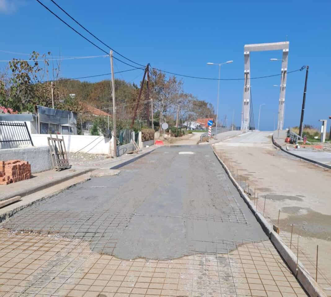 Με εντατικούς ρυθμούς συνεχίζει η Περιφέρεια Θεσσαλίας τις εργασίες αποκατάστασης δρόμων και επισκευής αναχωμάτων