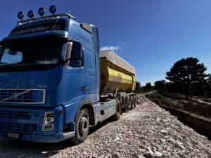 Συνεχίζεται με αμείωτους ρυθμούς, η προσπάθεια της Περιφέρειας Θεσσαλίας με όλα
τα διαθέσιμα μηχανήματα έργου για την αποκατάσταση της κυκλοφορίας σε όλο το
οδικό δίκτυο και τον καθαρισμό γεφυρών και ποταμών από φερτά υλικά. Τα
συνεργεία της Περιφέρειας επιχειρούν ταυτόχρονα σε δεκάδες σημεία σε όλη τη
Θεσσαλία προκειμένου να αποκατασταθεί η προσβασιμότητα των χωριών.
Σήμερα Δευτέρα, συνεργεία της Περιφέρειας Θεσσαλίας επιχείρησαν μεταξύ άλλων
για την αποκατάσταση του δρόμου στον Παλαμά και στα Καλυβάκια Καρδίτσας,
όπως επίσης και σε καθαρισμό του Πηνειού ποταμού, στο ύψος της Φαλάνης, στο
Κουλούρι και από Γυρτώνη ως τον Βρυότοπο.