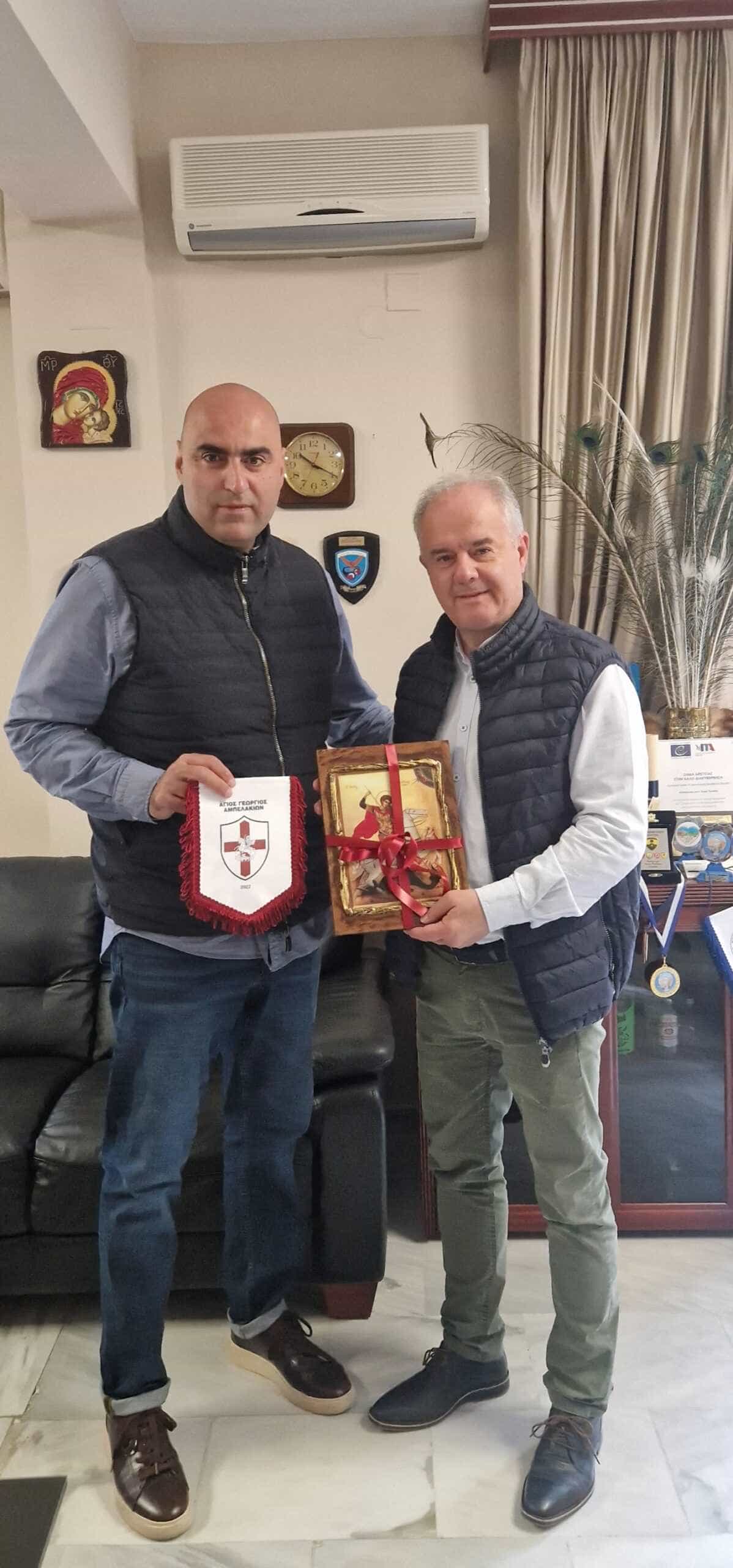 Απινιδωτές πρόσφερε ο Δήμος Τεμπών σε Αθλητικούς Συλλόγους στο Δημαρχείο Μακρυχωρίου