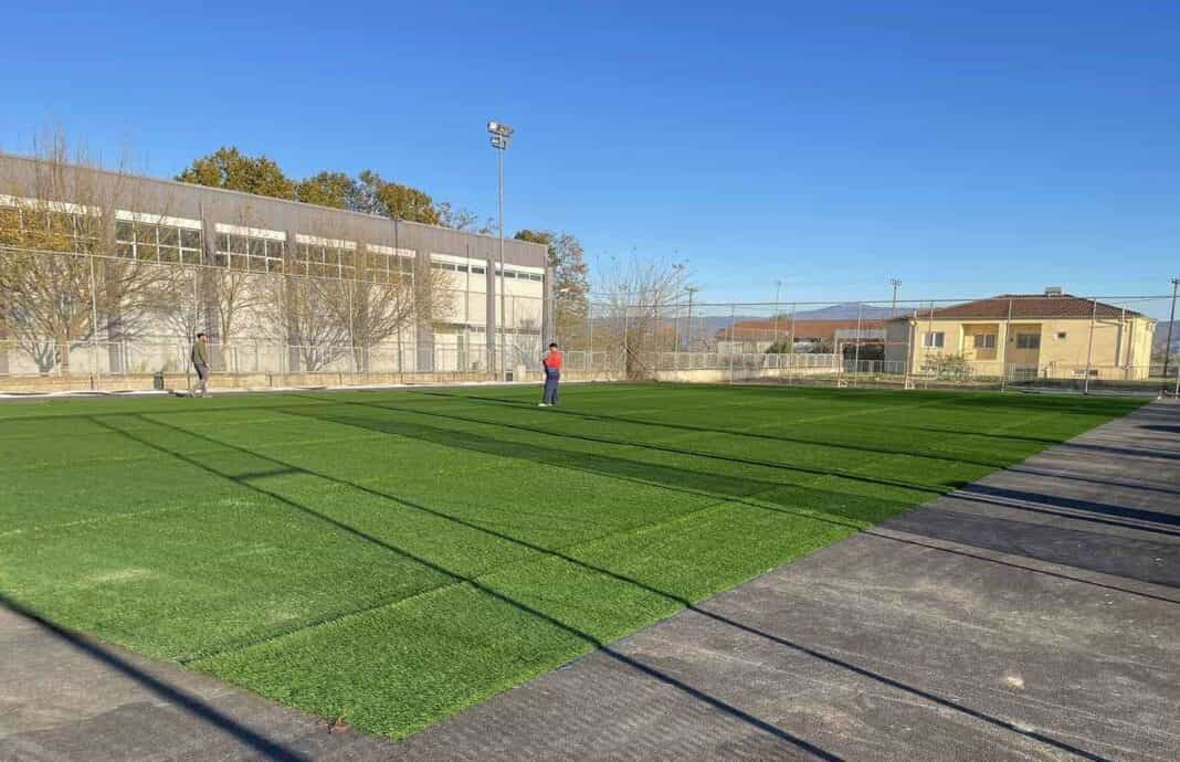 5χ5 Αρμενίου 281123 Εργασίες αντικατάστασης του συνθετικού χλοοτάπητα στο γήπεδο 5Χ5 του Αρμενίου