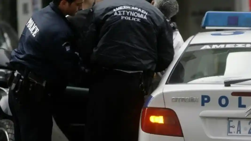 Συνελήφθη αστυνομικός που εργαζόταν... και σαν οδηγός ασθενοφόρου