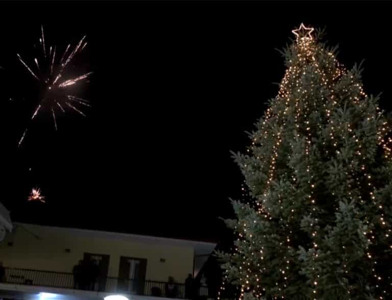 Φωταγωγήθηκε το πρώτο χριστουγεννιάτικο δέντρο στην Ελλάδα