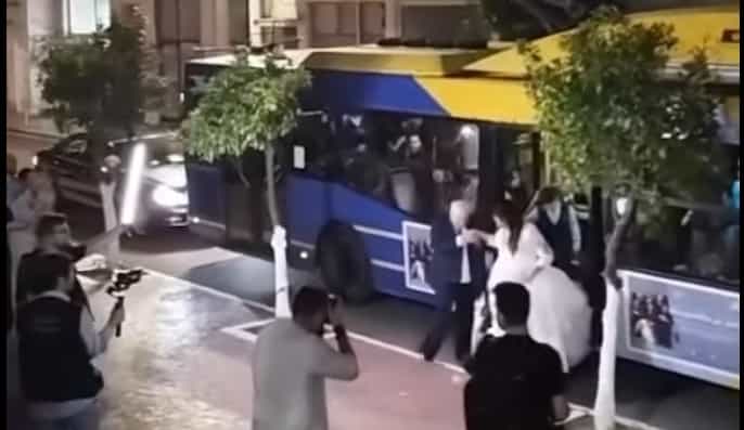 Η νύφη πήγε με το τρόλεϊ στην εκκλησία