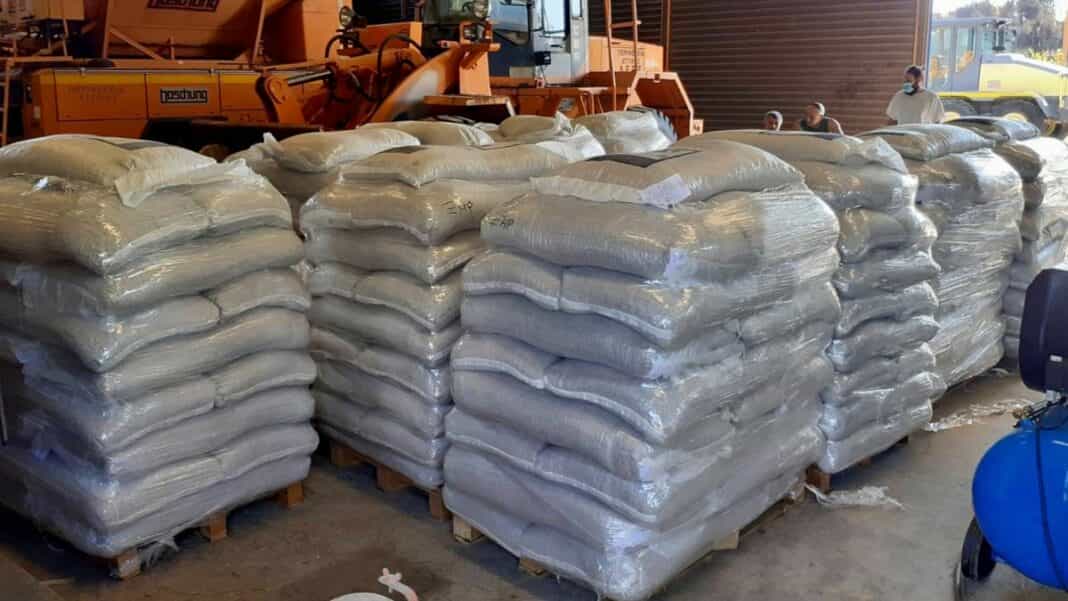 Εκλεψαν 220- τσουβάλια ζωοτροφών.