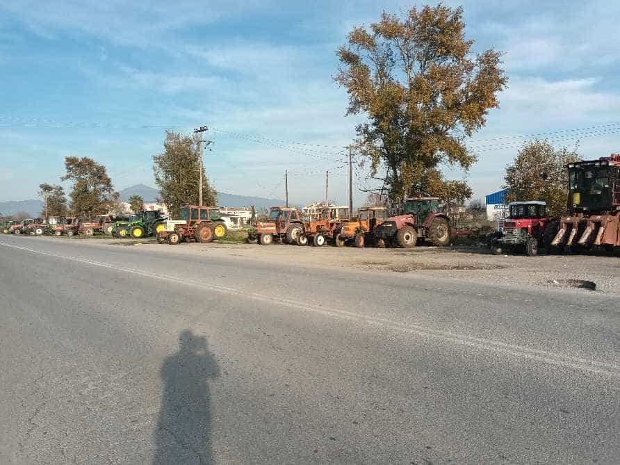 Παραμένουν τα τρακτέρ στον κόμβο Πλατυκάμπου και για την Πρωτοχρονιά
