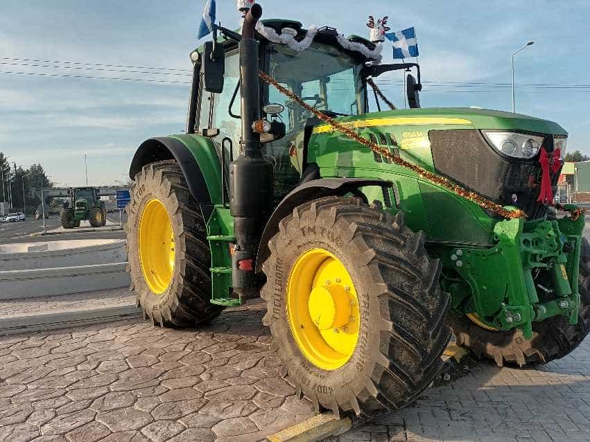 Παραμένουν τα τρακτέρ στον κόμβο Πλατυκάμπου και για την Πρωτοχρονιά