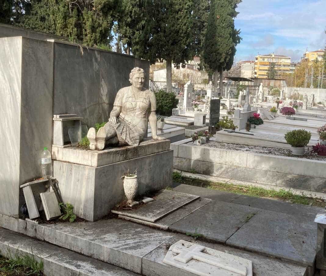 Λάρισα: Ένας χαμένος θησαυρός στο παλαιό νεκροταφείο