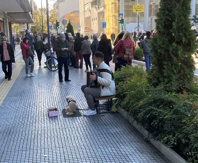 Πλανόδιοι μουσικοί στους δρόμους της Λάρισας