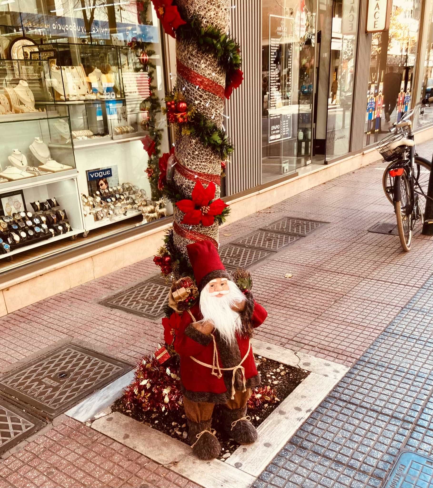 ΓΙΟΡΤΙΝΑ ΧΡΩΜΑΤΑ ΚΑΙ ΟΜΟΡΦΕΣ ΔΗΜΙΟΥΡΓΊΕΣ ΣΤΙΣ ΒΙΤΡΙΝΕΣ ΤΩΝ ΚΑΤΑΣΤΗΜΑΤΩΝ ΤΗΣ ΛΑΡΙΣΑΣ